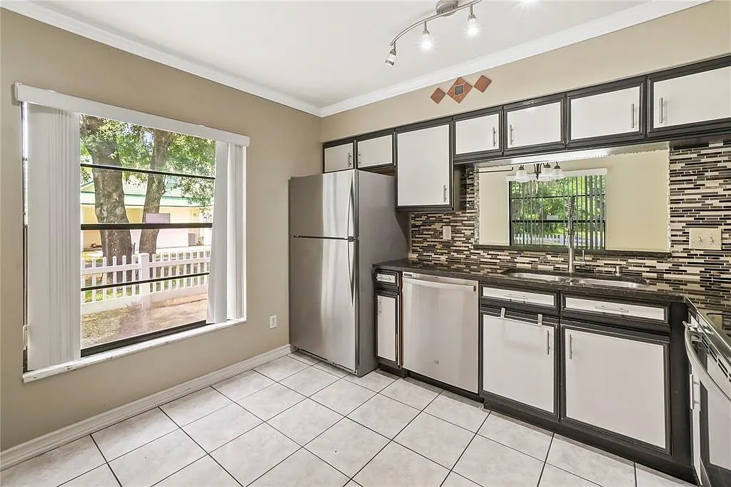 3 bed, 2.5 bath, 1428 sqft, $2,100 — Photo 3