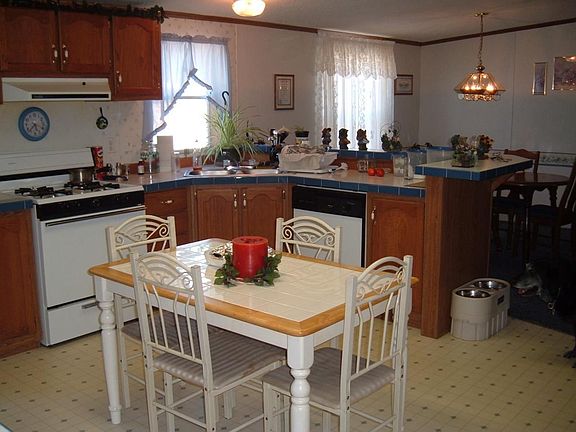 Kitchen with breakfast bar