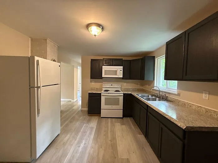 2 bed, 1.0 bath, $1,145 — Photo 4