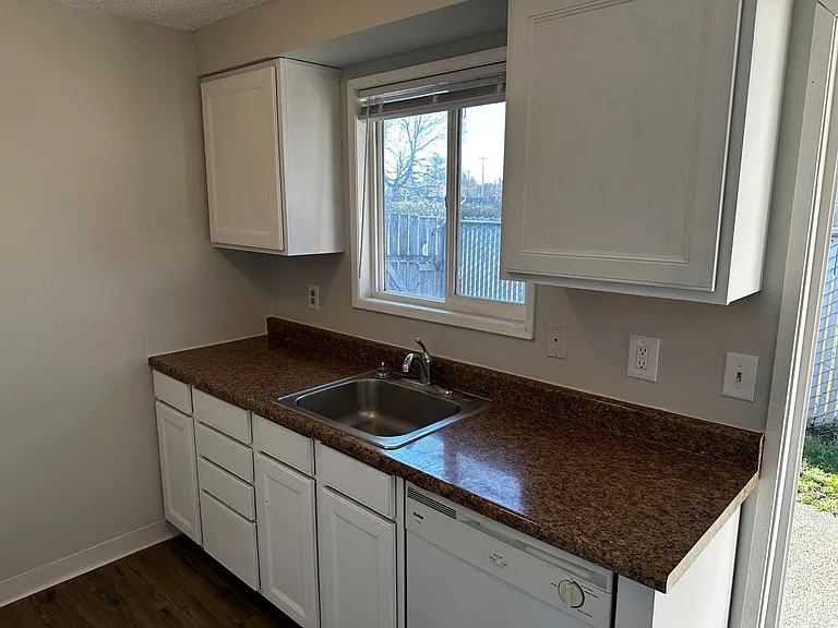 22920 NE Halsey St #5 — Photo 4