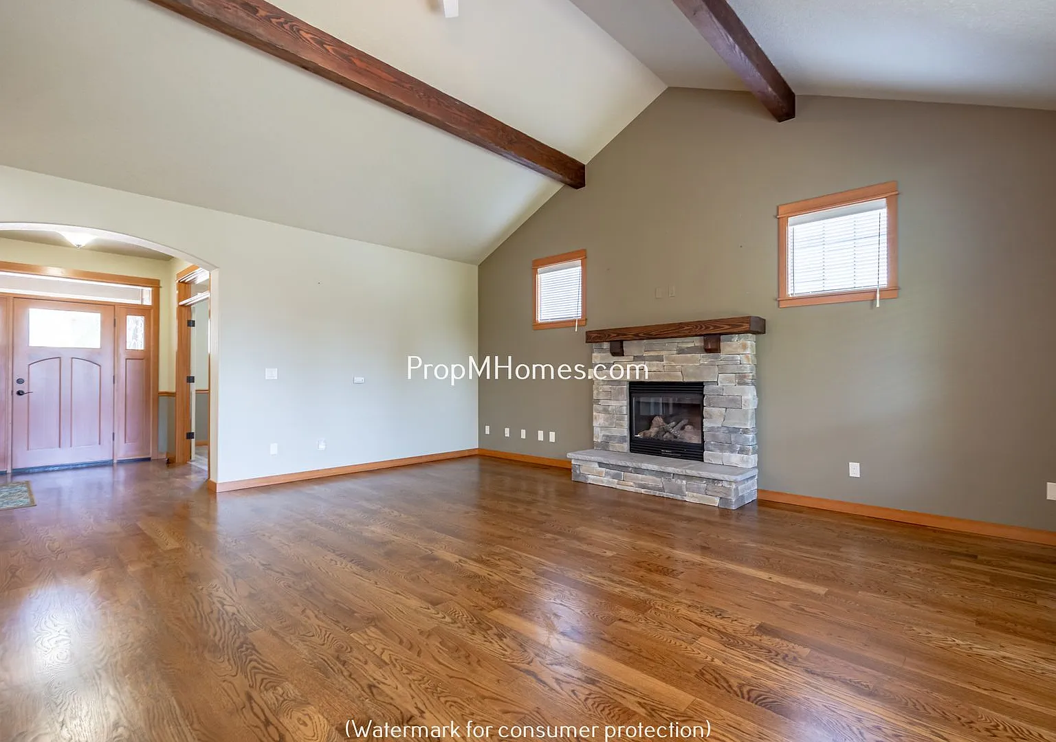 Gorgeous Craftsman Three Bedroom + Office/Den in Canby! — Photo 2