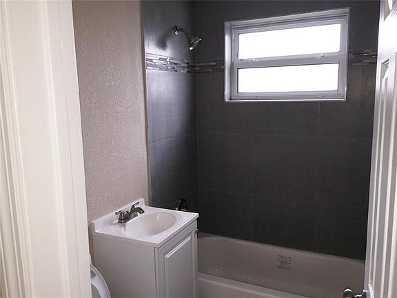 4th image of 810 NE 50th Ct