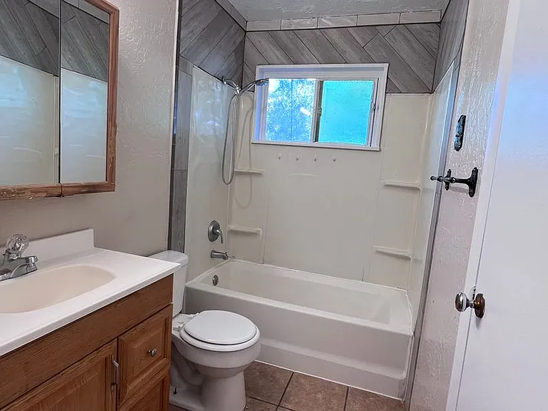 418 N Oak St — Photo 7