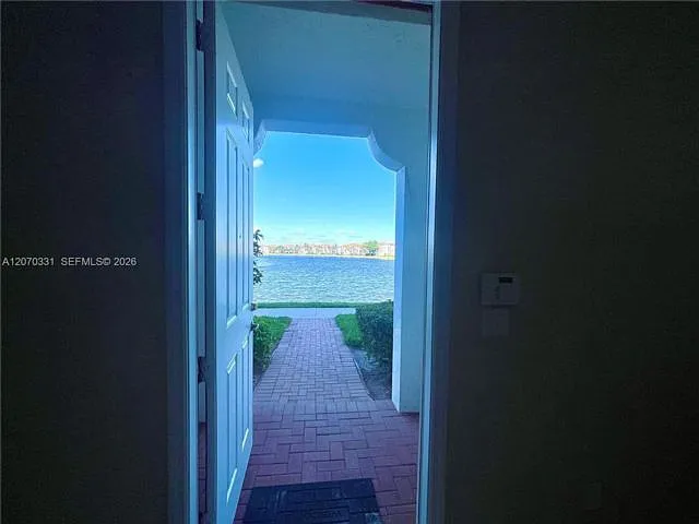 3 bed, 3.5 bath, 1919 sqft, $3,300 — Photo 2
