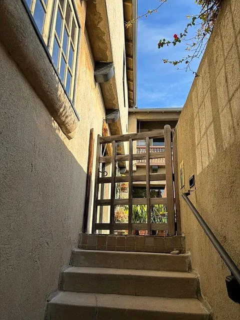 3 bed, 2.0 bath, 2051 sqft, $6,500 — Photo 3