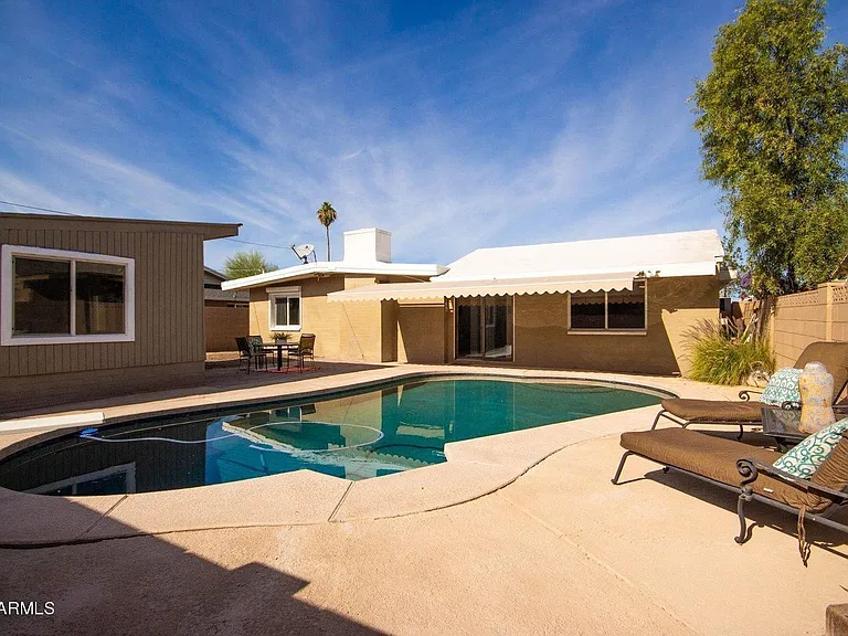 1609 E Gaylon Dr — Photo 2