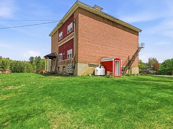 3rd image of 406 Back Ashuelot Road