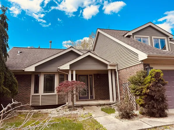 21484 E Chipmunk Trl, Woodhaven, MI 48183