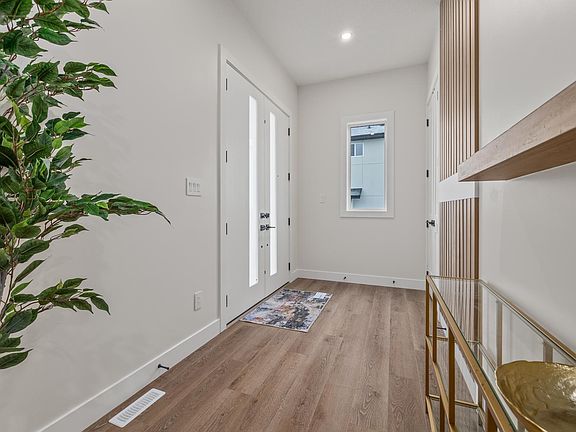 5th image of 132 Edgewater Cir