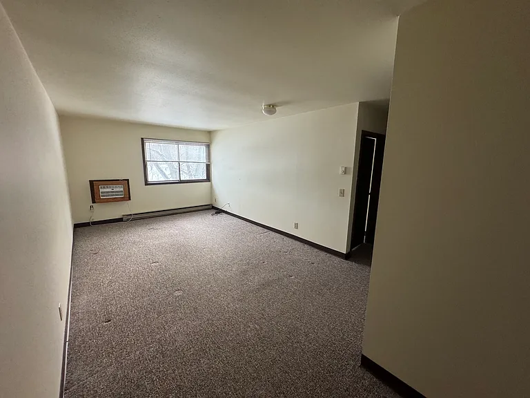 410 W Maple St #12 — Photo 3