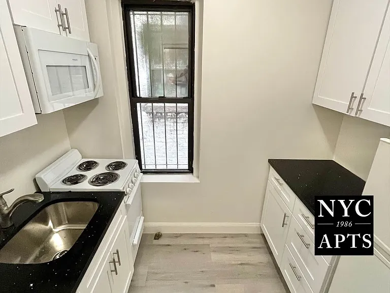 220 E 52nd St #4B — Photo 1