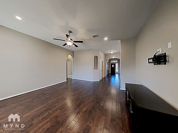 3rd image of 916 Arvada Dr