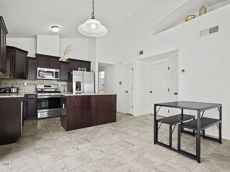 13760 Blackburn Ave — Photo 9