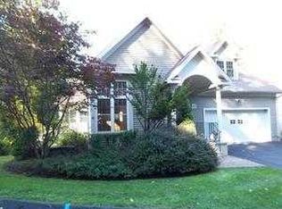 33 Brettonwood Dr, Simsbury, CT 06070