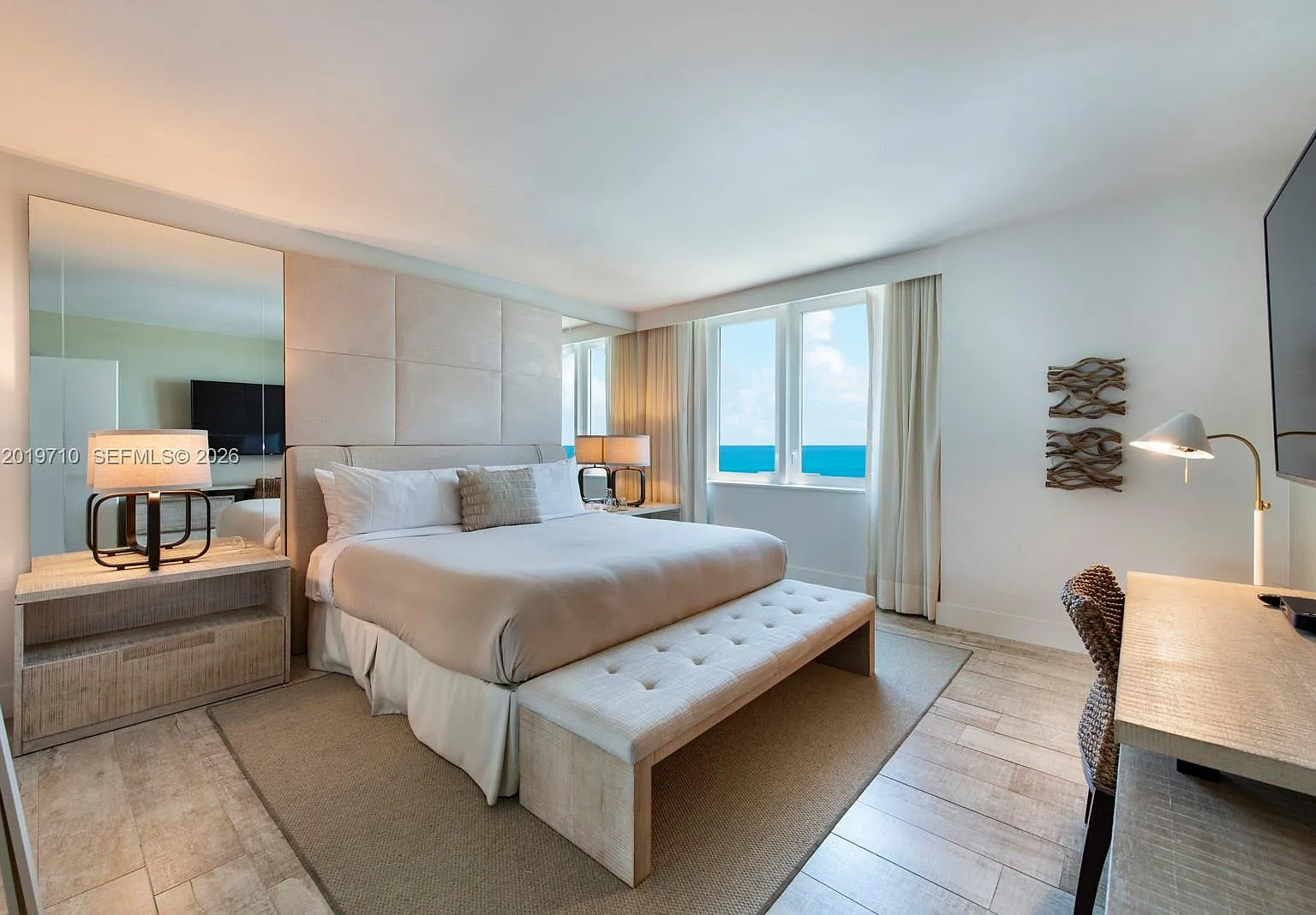 1 Hotel & Homes — Photo 4