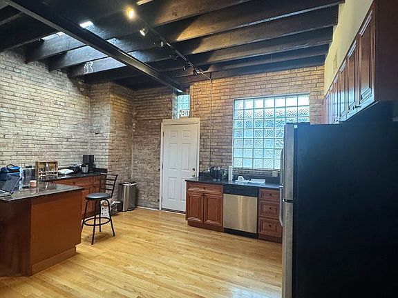 4th image of 916 W Belmont Ave APT 2S