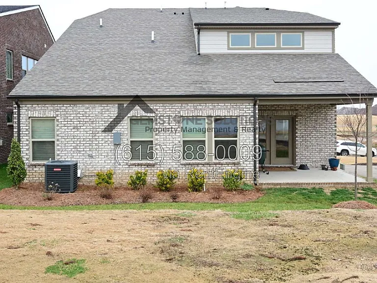 1028 Fenner Ln — Photo 4