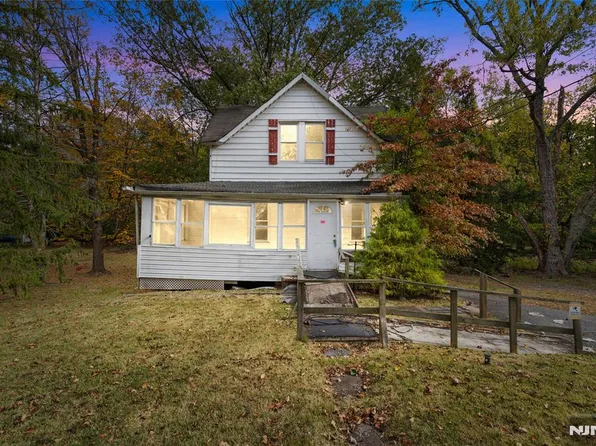 256 Pascack Rd, Woodcliff Lake, NJ 07677