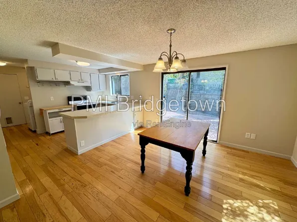 702 SW 6th Ct, Portland, OR 97219