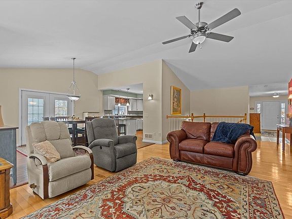 3rd image of 42 Haileys Way