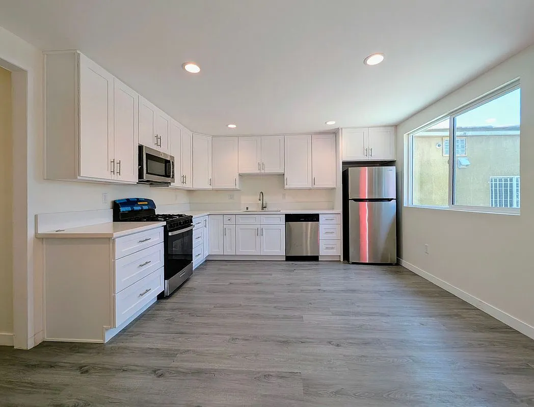 2 bed, 1.0 bath, 680 sqft, $3,200 — Photo 3