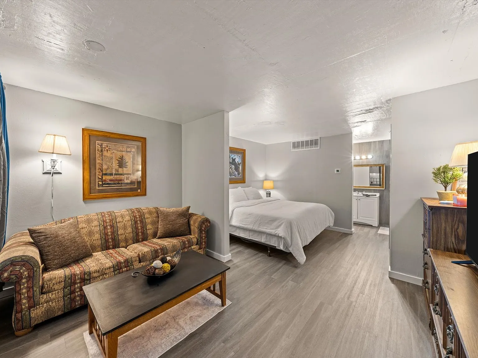 Great One Bedroom Efficiency on the Parkway in the Heart of Pigeon Forge! All Utilities Included! — Photo 3
