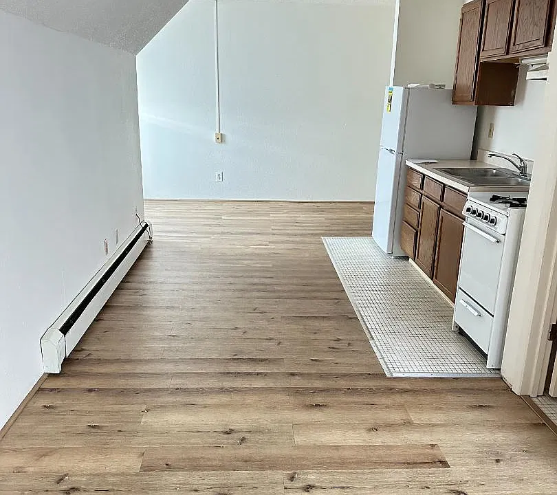 127 1/2 Welch Ave #403