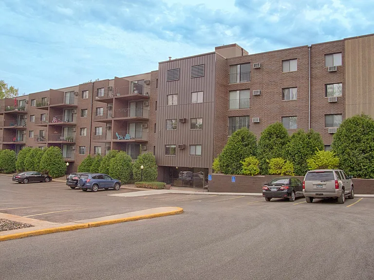Creek Point Apartments — Photo 10