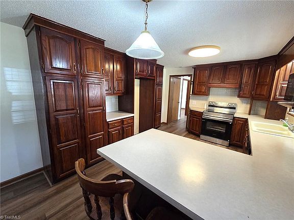 3rd image of 1461 Chestnut Grove Rd