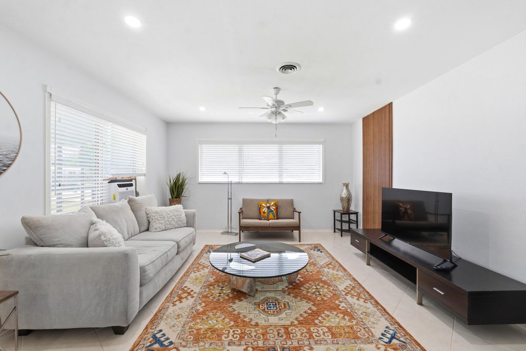 23 NE 19th Ave, photo 2