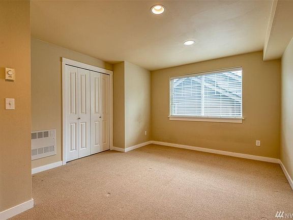 3rd image of 12038 Roosevelt Way NE APT B