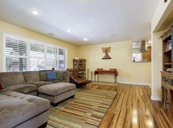 3rd image of 912 Phoenix Ave