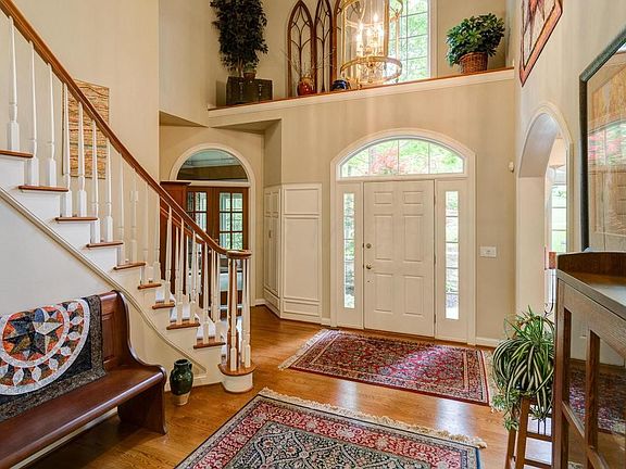 4th image of 749 Woods Hollow Ln