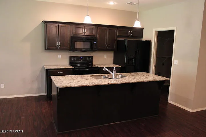 Building Photo - 5046 Raintree Cir #B