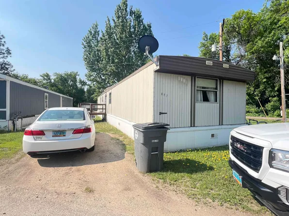 1305 31st St SE, Minot, ND 58701