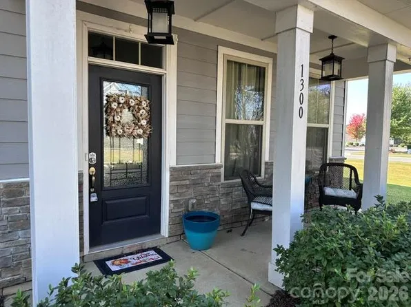 1300 Oakhurst Dr, Waxhaw, NC 28173
