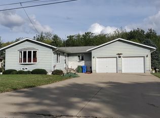 739 3rd St SE, Cresco, IA 52136