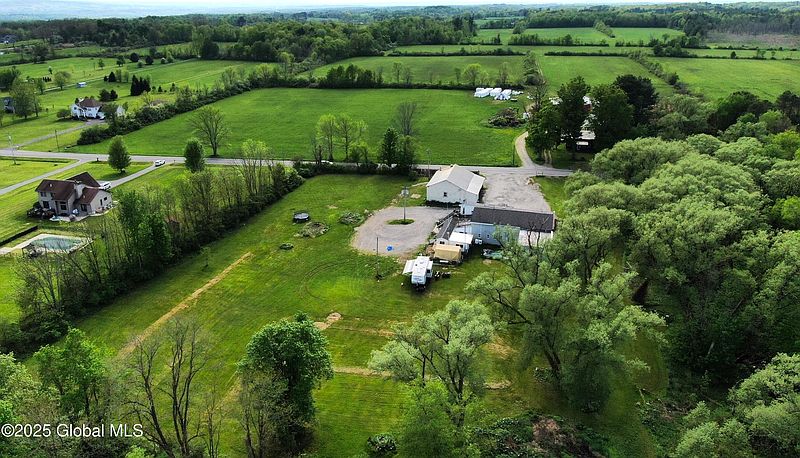 3rd image of 389 McKay Road