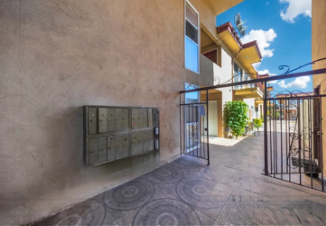 2 bed, 1300 sqft, $2,450 — Photo 4