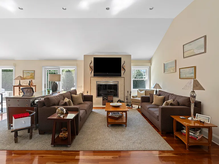 73 Newman Ave — Photo 6