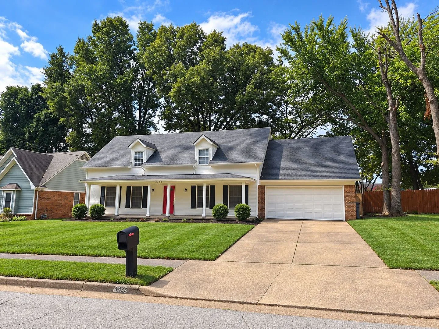 Spacious Home Freshly Painted and New Carpeted! Fully Fenced in Back Yard. — Photo 1