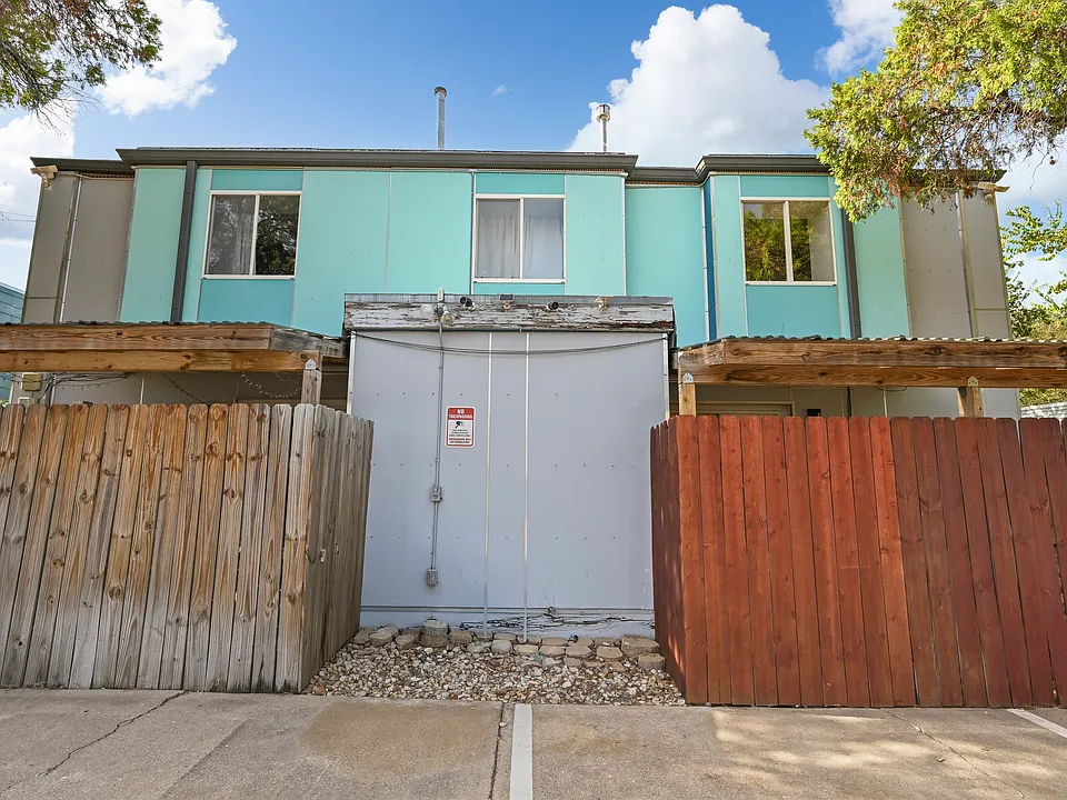 2806 Skyway Cir #101