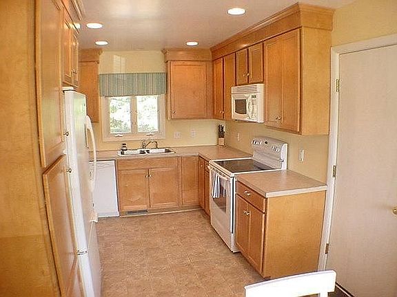 5th image of 229 Calvin Ave