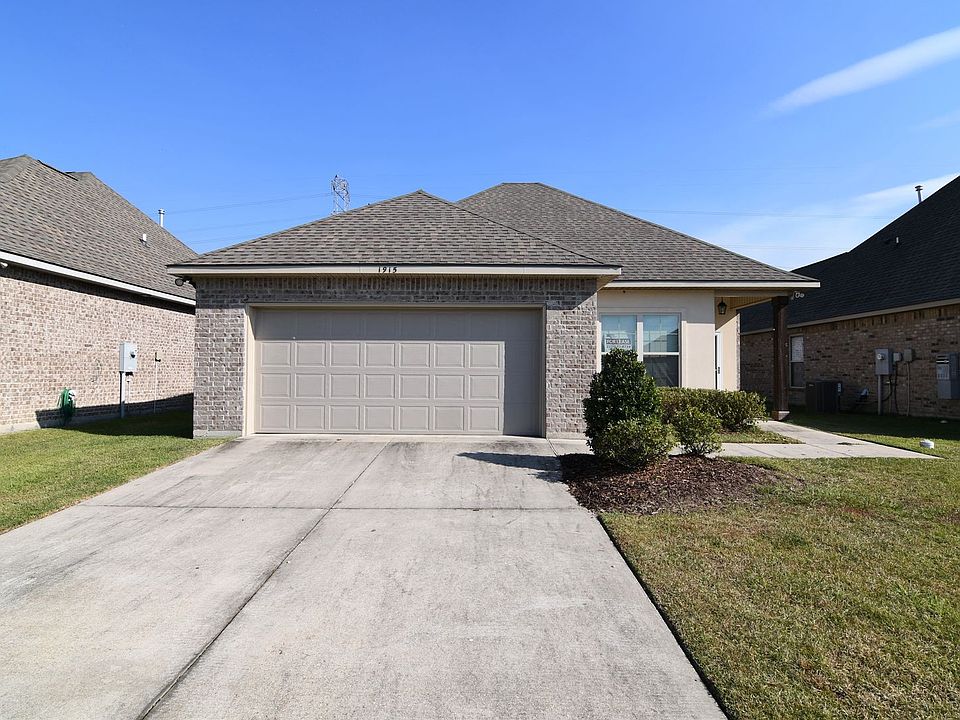 1st image of 1915 Oakwood Dr