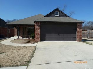 1014 N Sycamore Pl, Jenks, OK 74037