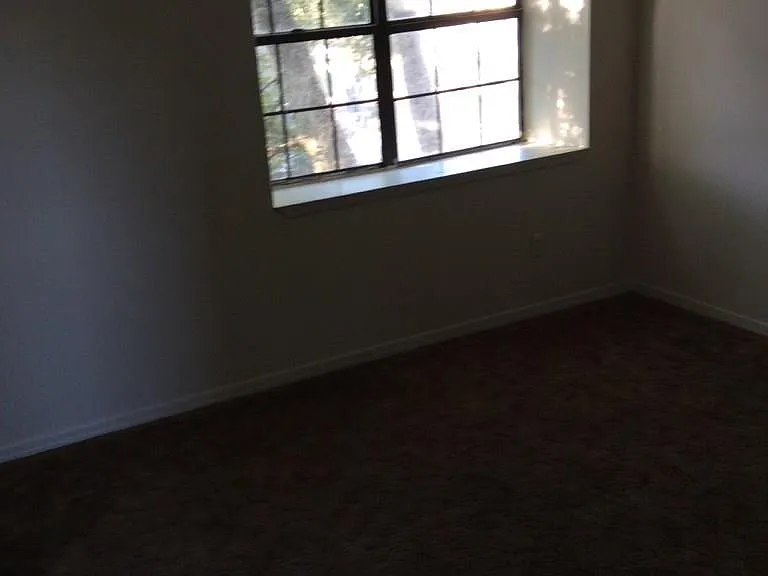 814 Lesa St — Photo 6