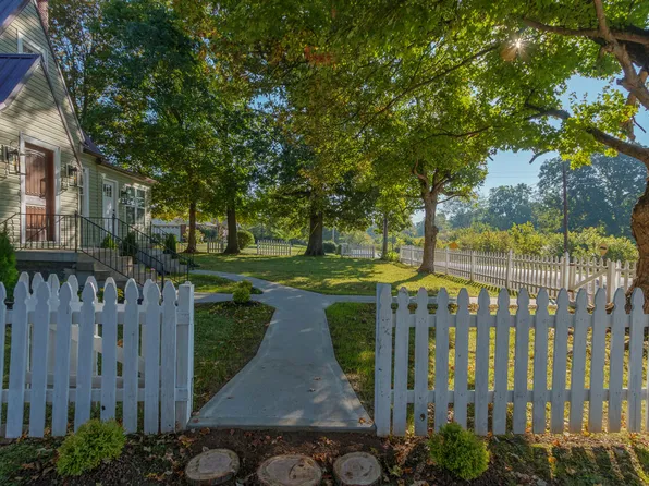 327 Main St, Paint Lick, KY 40461