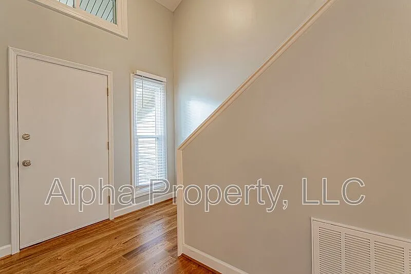 4 bed, 2.0 bath, 1900 sqft, $2,300 — Photo 4