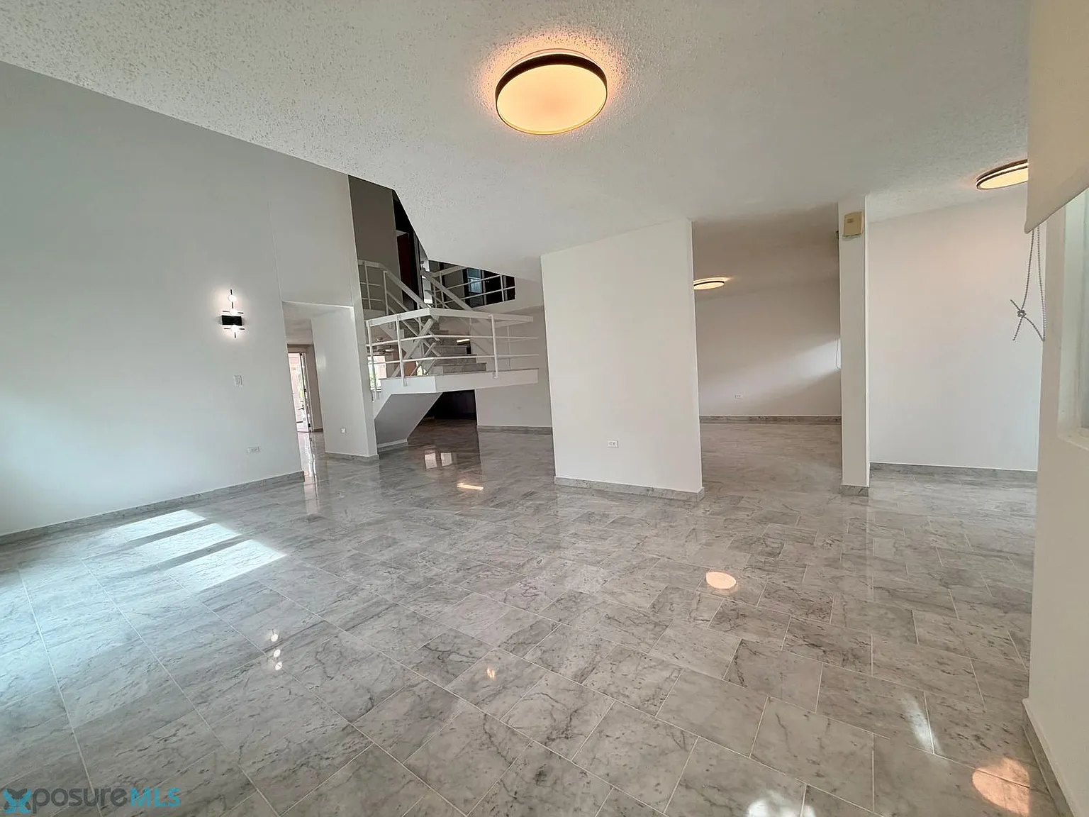 5 bed, 4.5 bath, 4500 sqft, $8,400 — Photo 2