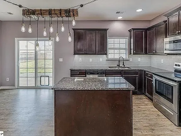 4 bed, 2696 sqft, $2,650 — Photo 3